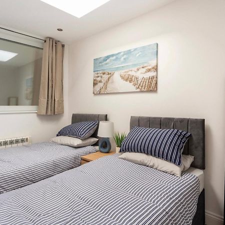 Beautiful 2 Bed Apartment Just Steps To The Beach Уеймут Екстериор снимка