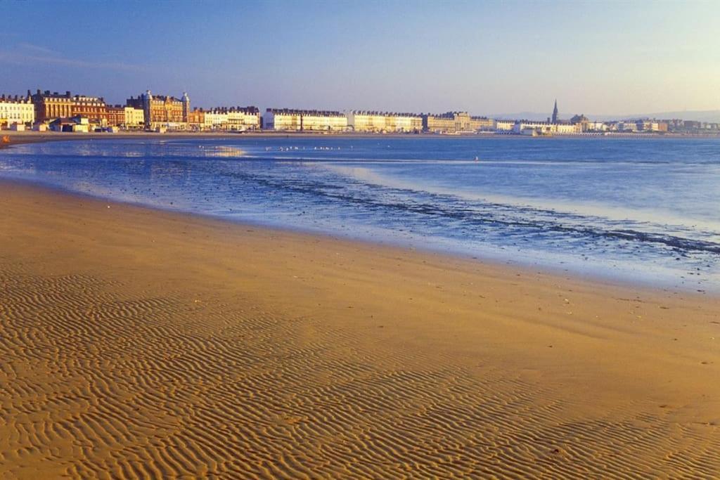 Beautiful 2 Bed Apartment Just Steps To The Beach Уеймут Екстериор снимка
