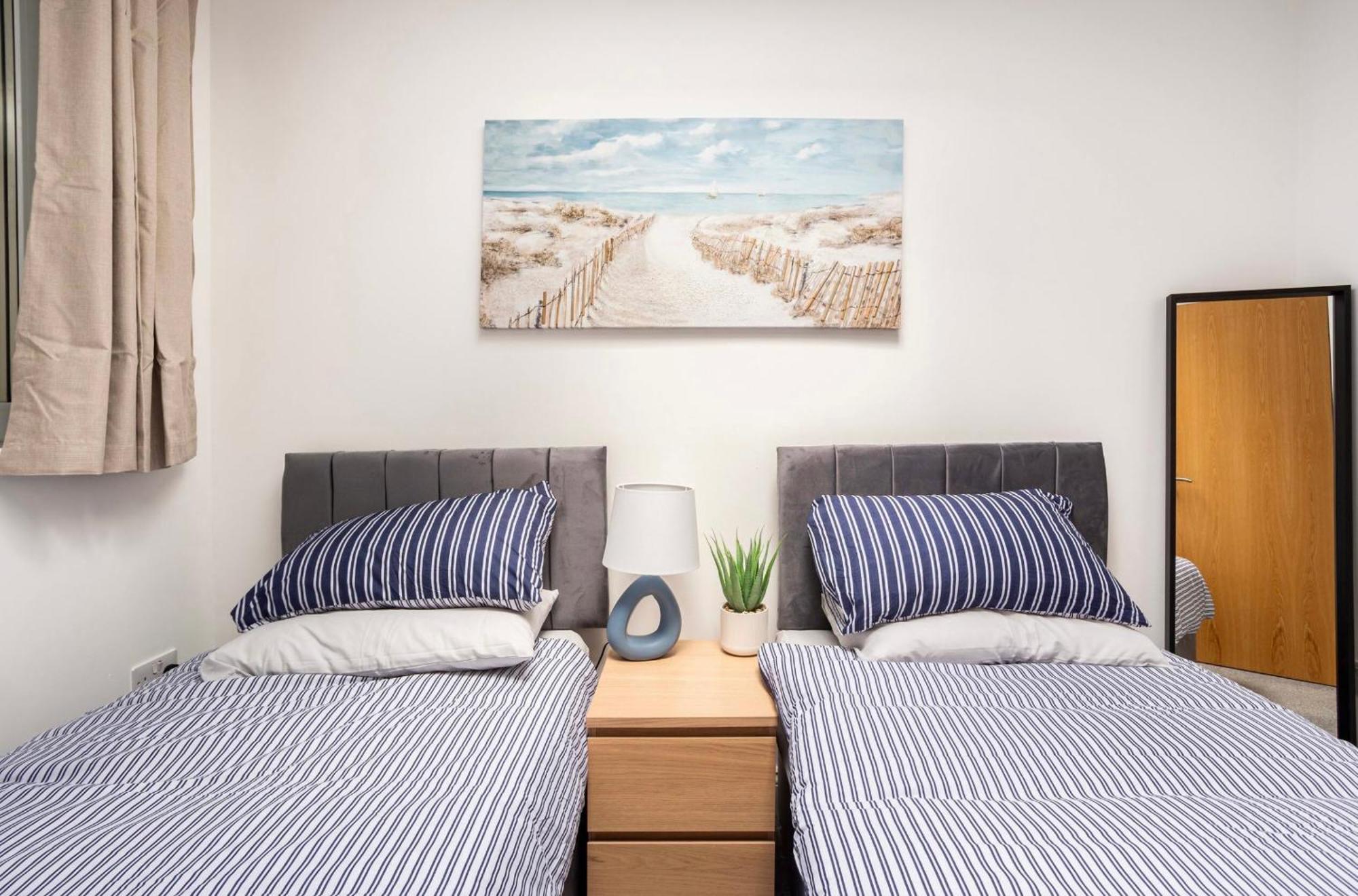 Beautiful 2 Bed Apartment Just Steps To The Beach Уеймут Екстериор снимка