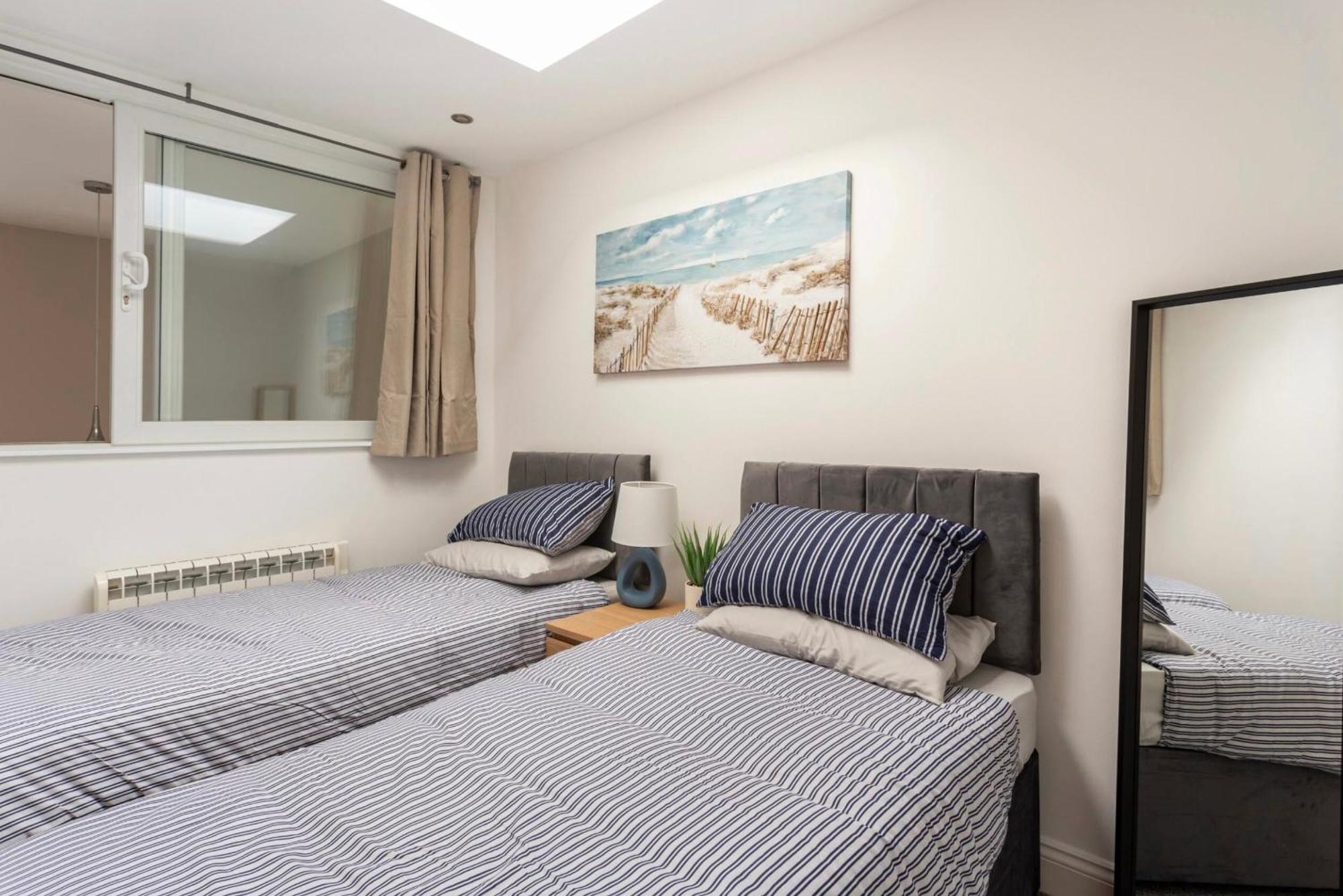 Beautiful 2 Bed Apartment Just Steps To The Beach Уеймут Екстериор снимка